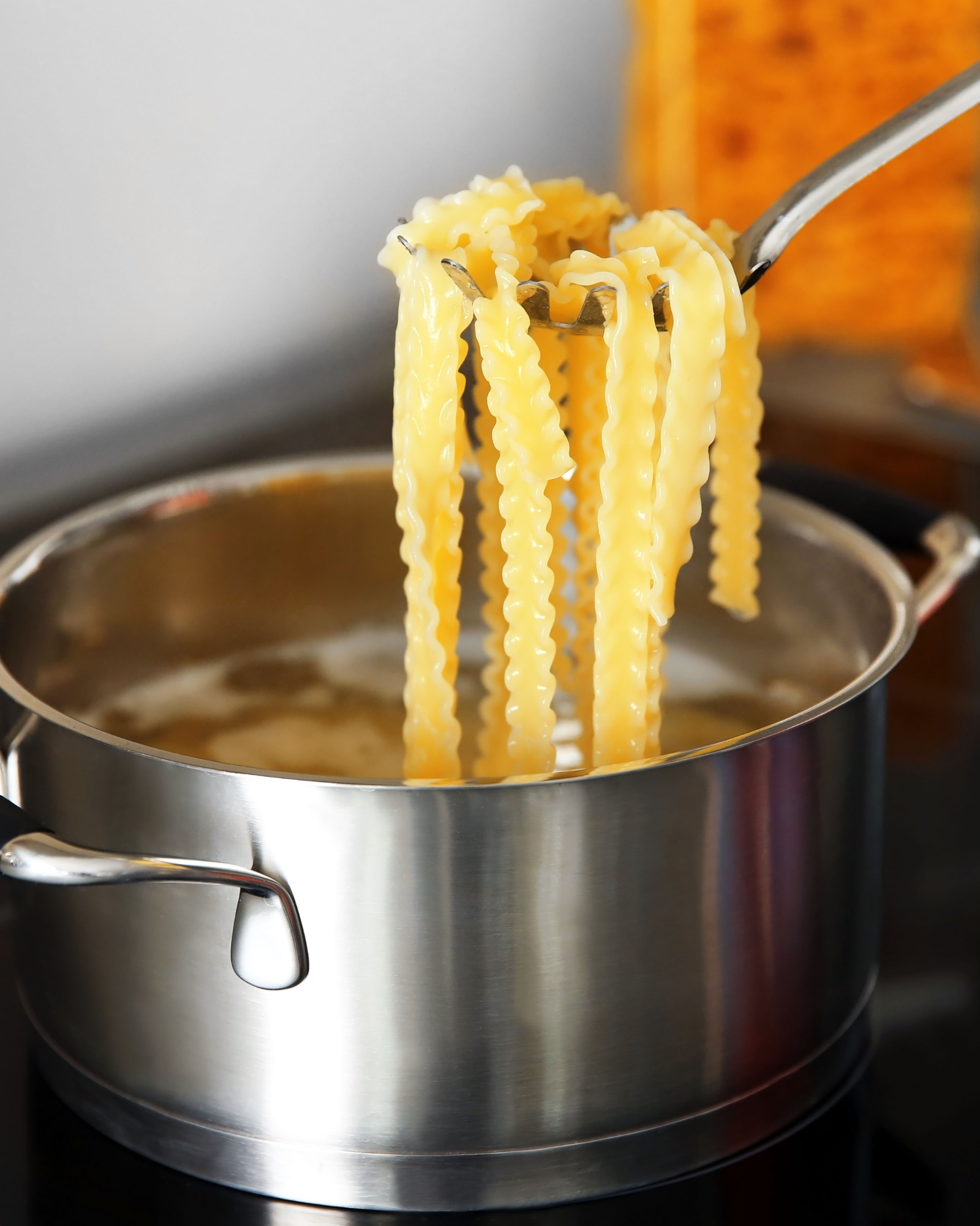 Pot of pasta boiling in tap water on a stove in an Italian kitchen, illustrating everyday tap water use in Italy
