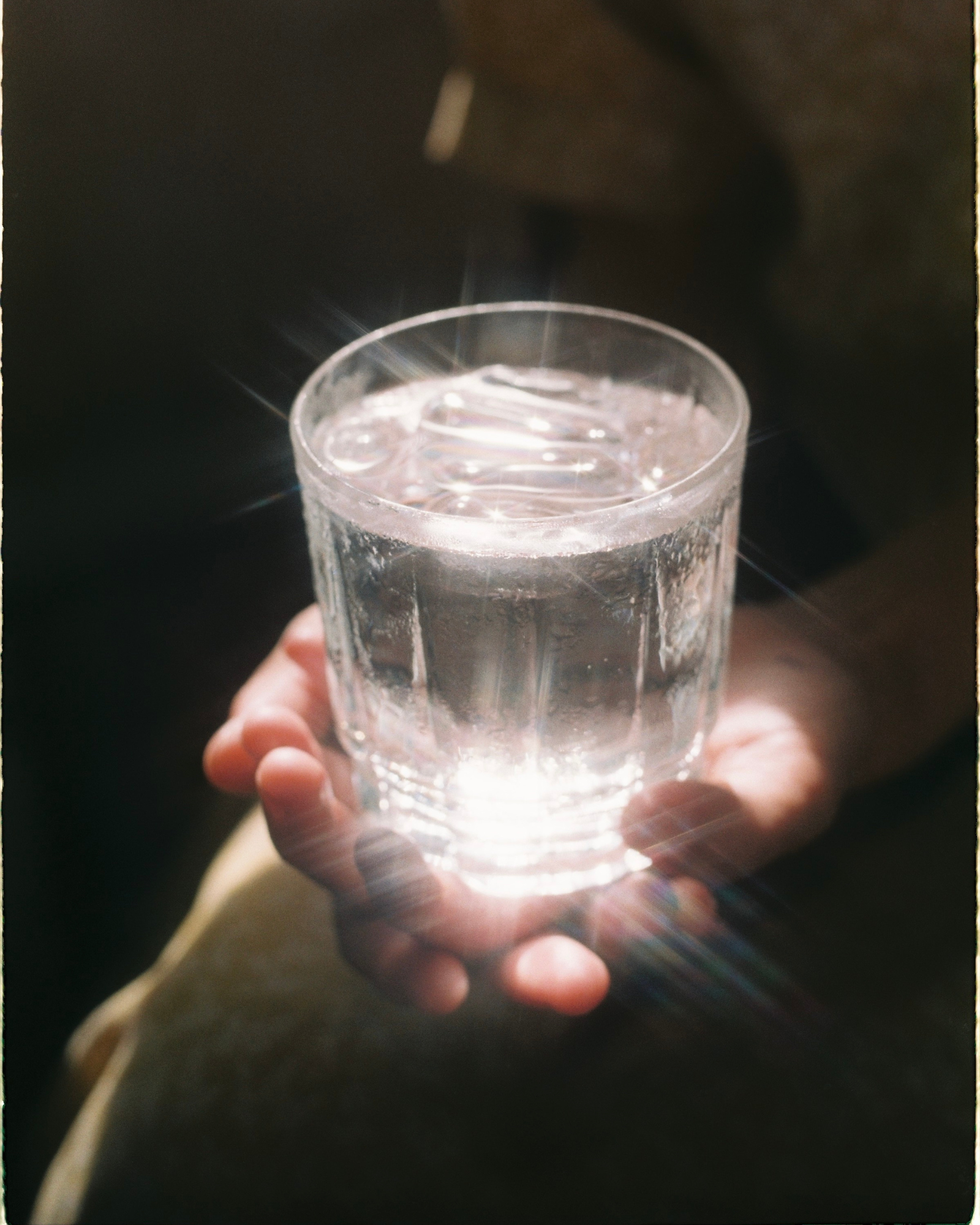 Glass of mineral-rich filtered water illustrating why minerals matter for hydration and electrolyte balance in European homes.