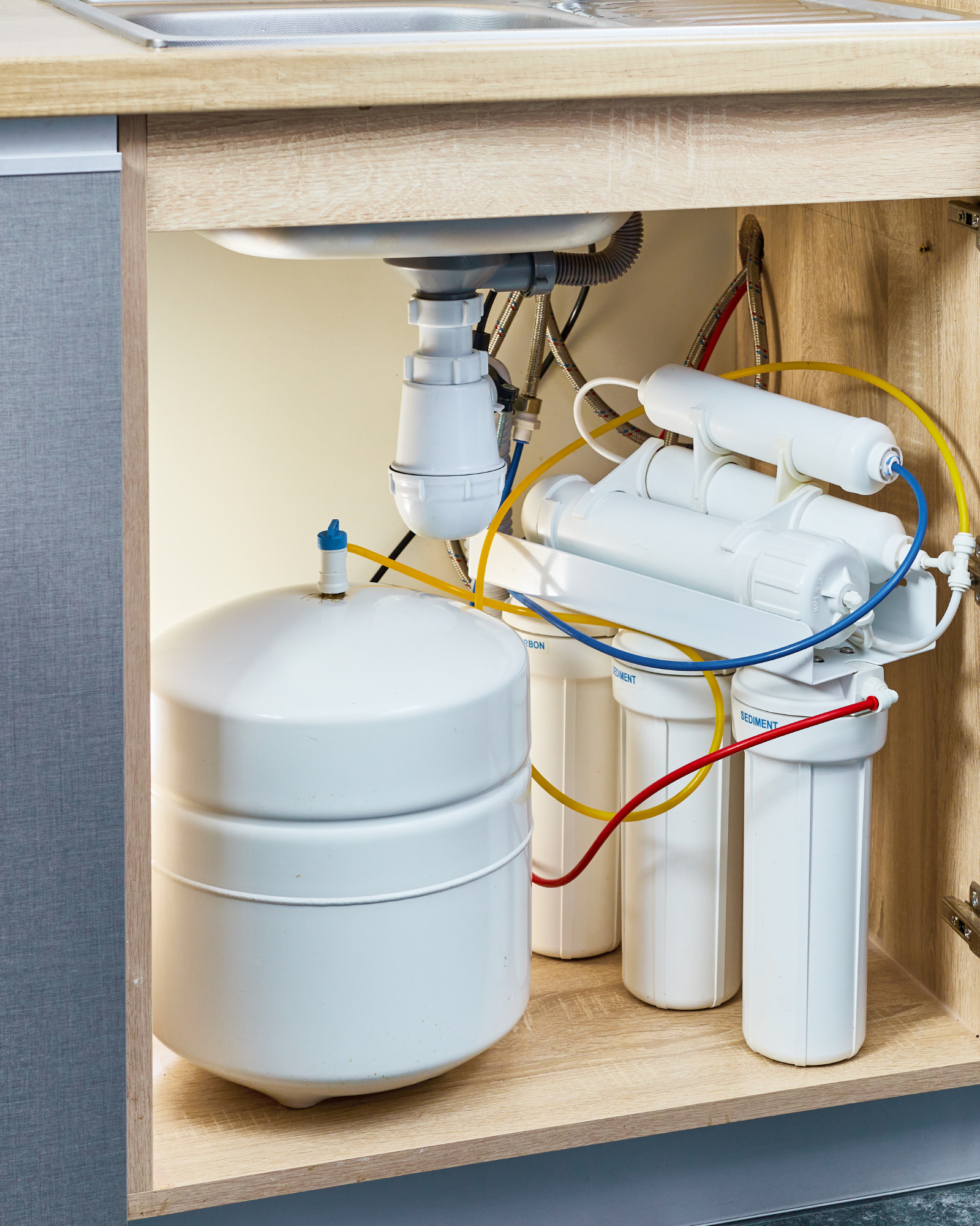 Illustration of waterfilter representing how reverse osmosis removes minerals from drinking water.
