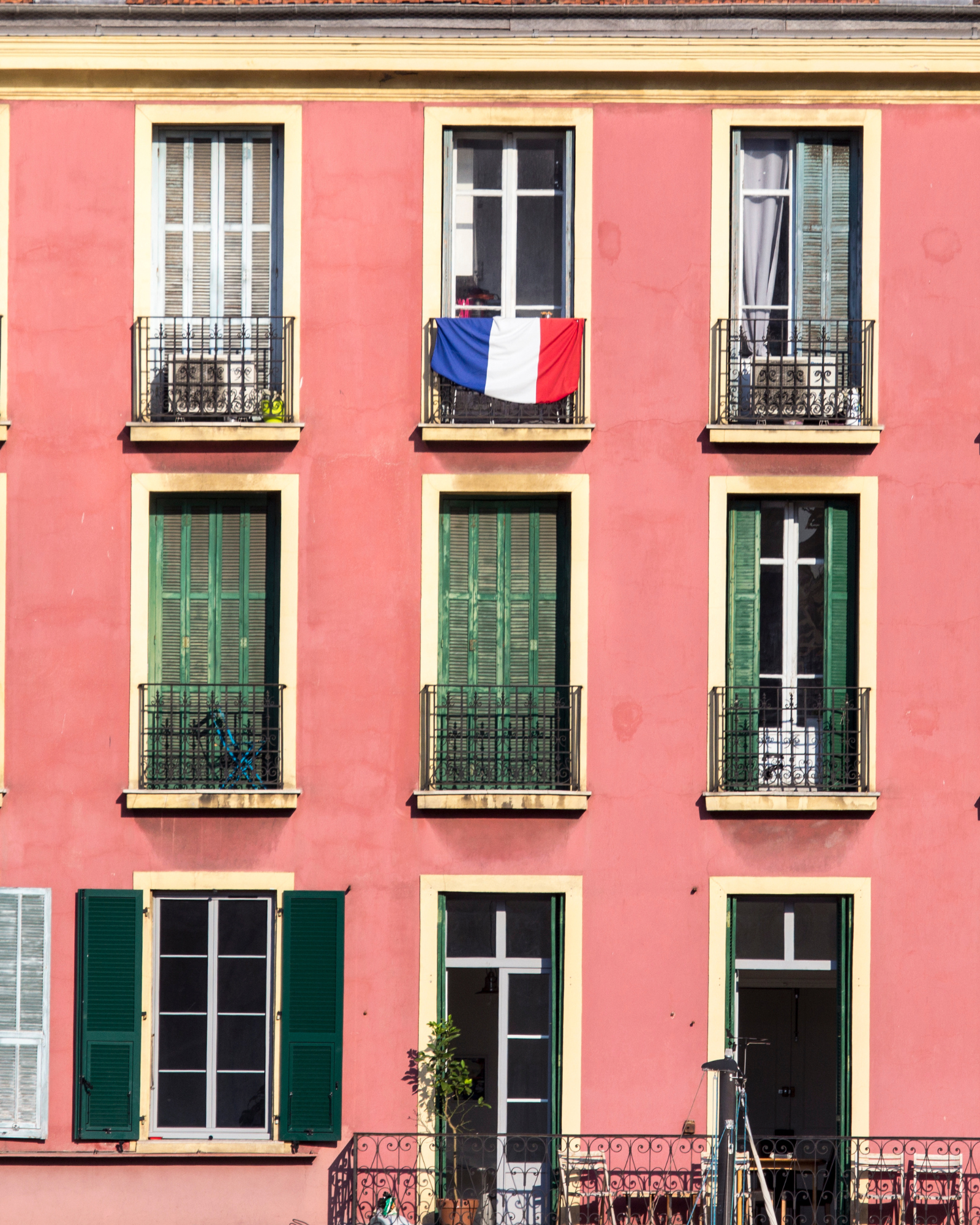 Typical French apartment kitchen with tap water, showing everyday drinking water use in France