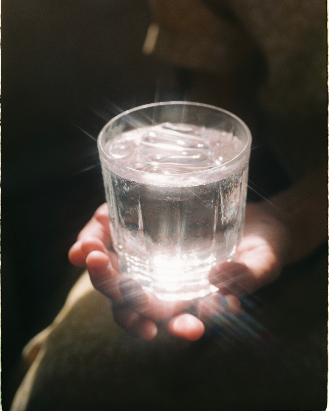 Glass of mineral-rich filtered water illustrating why minerals matter for hydration and electrolyte balance in European homes.